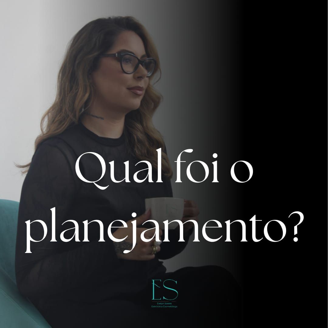 Evelyn Soares sentada numa poltrona, de óculos, segurando uma caneca com o monograma ES. Texto gravado na imagem: “Qual foi o planejamento?”