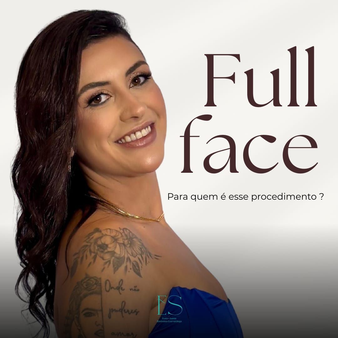 Paciente sorrindo para a câmera, com o corpo de lado, de vestido azul e com uma tatuagem de flores no ombro. Texto gravado na imagem: “Full face” e, em corpo menor, “Para quem é esse procedimento?”